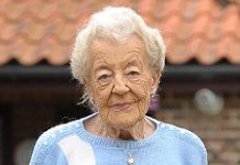 คุณยายวัย 92 ถูกพนักงานร้านมินิมาร์ทปฏิเสธขายเหล้าให้ ถูกพนักงานร้านมินิมาร์ทปฏิเสธขายเหล้าให้